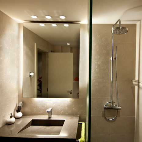 Baño de diseño
Espejo luz indirecta
Termostato visto con rociador
Mampara cristal
