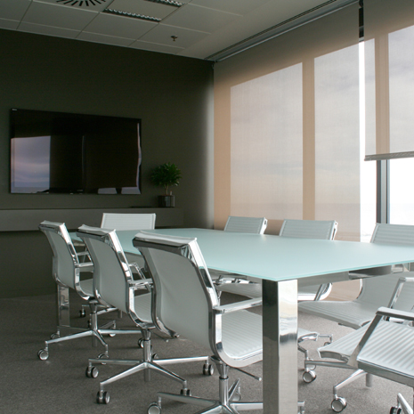 Sala de reuniones
Mesa de cristal
Screen enrollable
Oficina moderna
