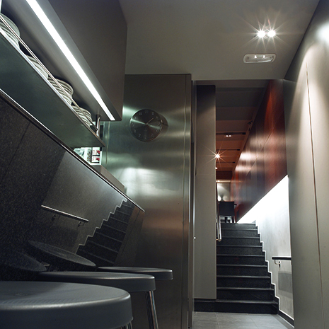 Cocina abierta
Barra de diseño
Escalera con luz indirecta
Restaurante moderno