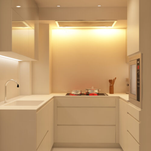 Diseño de cocina minimalista en Barcelona, con acabados de lujo, incluyendo gabinetes blancos, horno empotrado y superficie de cocina. La iluminación natural resalta los tonos cálidos y los materiales premium como mármol y madera.