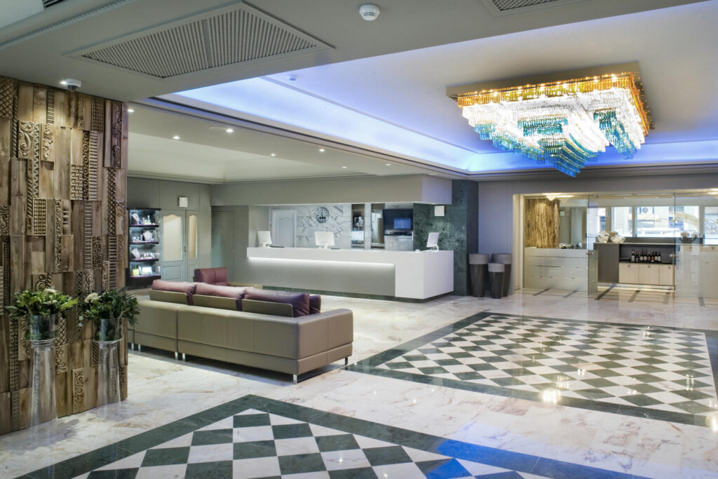 Recepción moderna y elegante Recepción contemporánea con mármol y madera