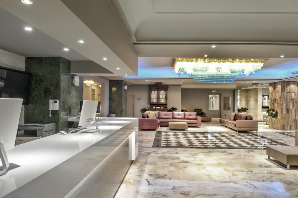 Lobby contemporáneo elegante Lobby moderno con acabados de mármol y sofás suaves.