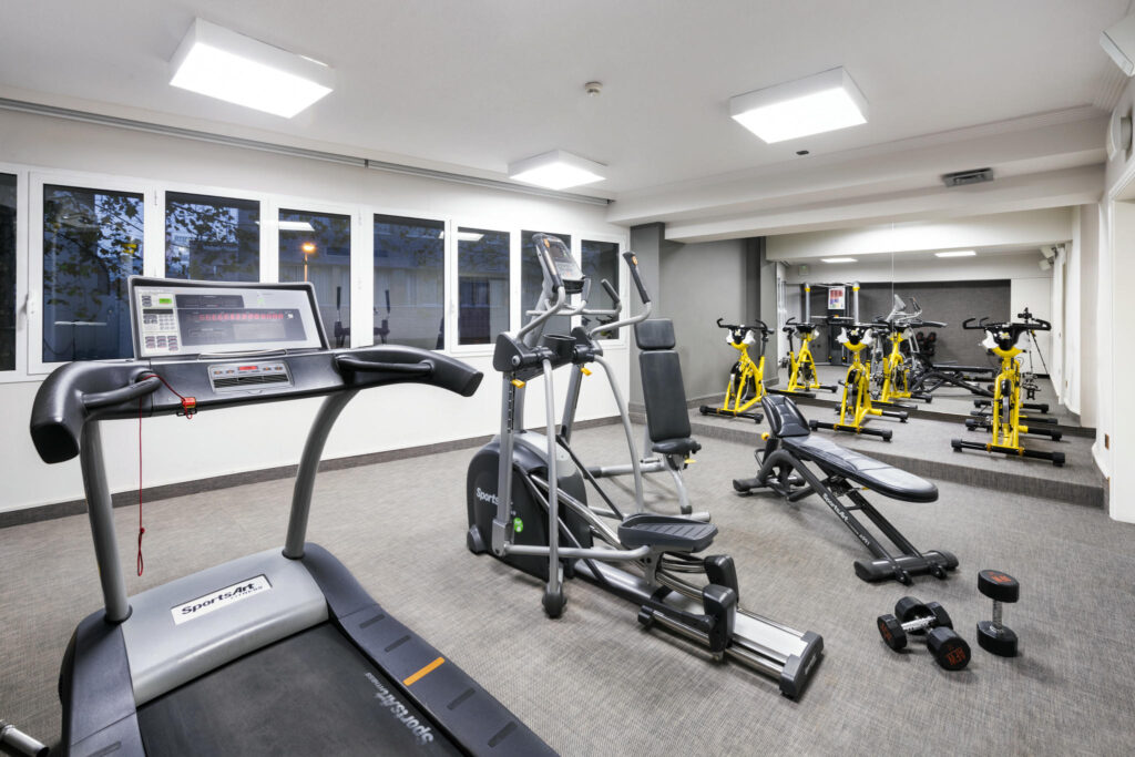 Gimnasio moderno y funcional Gimnasio elegante con máquinas modernas y suelos de moqueta suave.