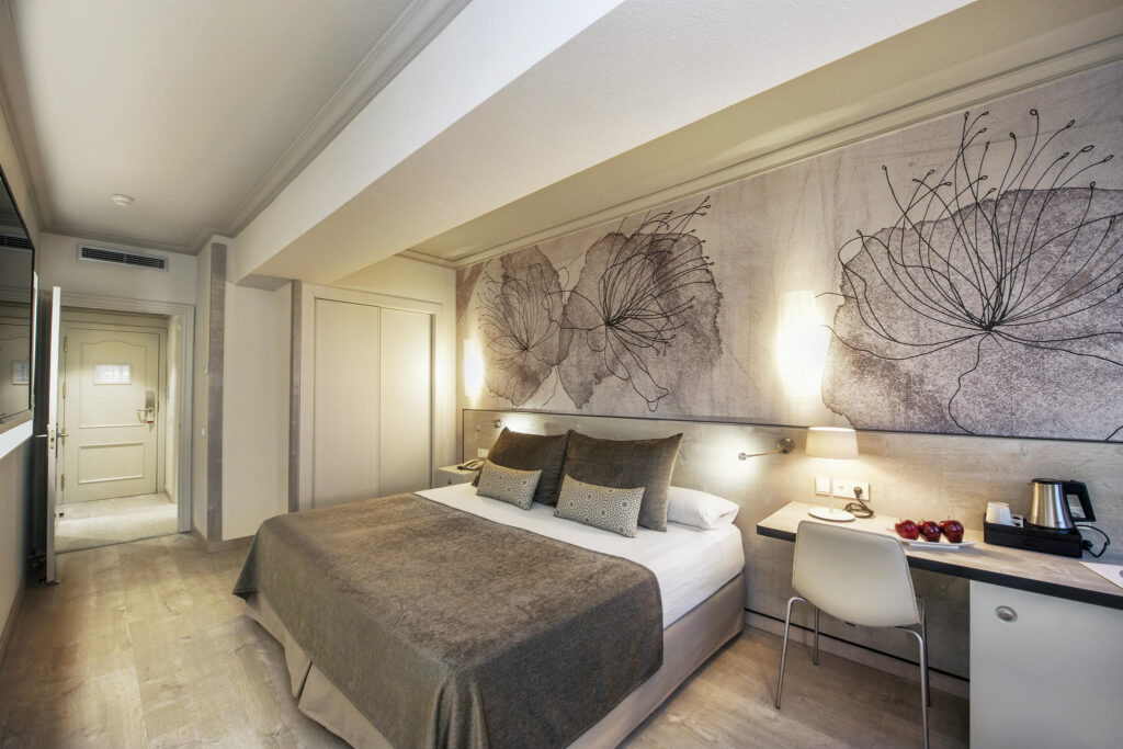 Dormitorio moderno y elegante Dormitorio minimalista con paredes suaves y decoración acogedora.