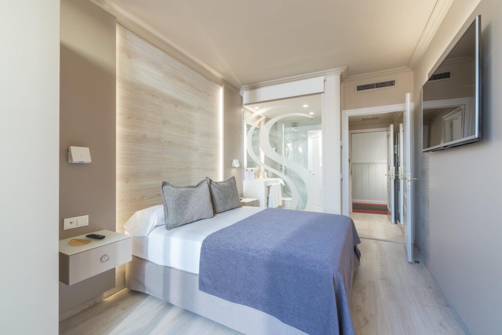 dormitorio minimalista con encanto dormitorio moderno con cabecero de madera clara y edredón azul suave