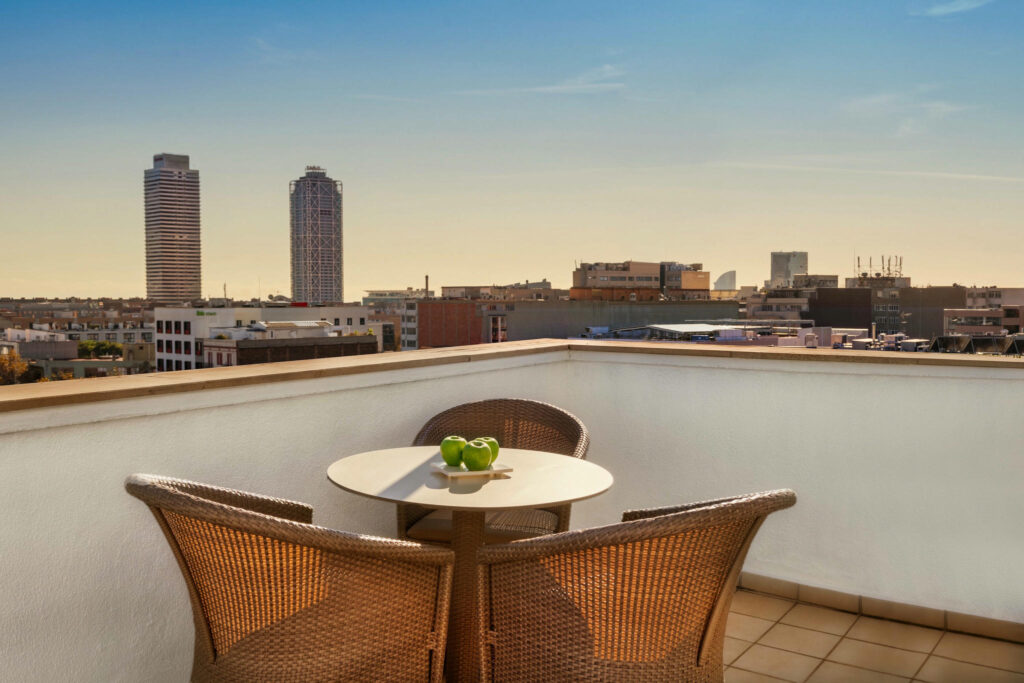 Terraza moderna con mimbre Terraza contemporánea con mesa y sillas de mimbre elegantes.