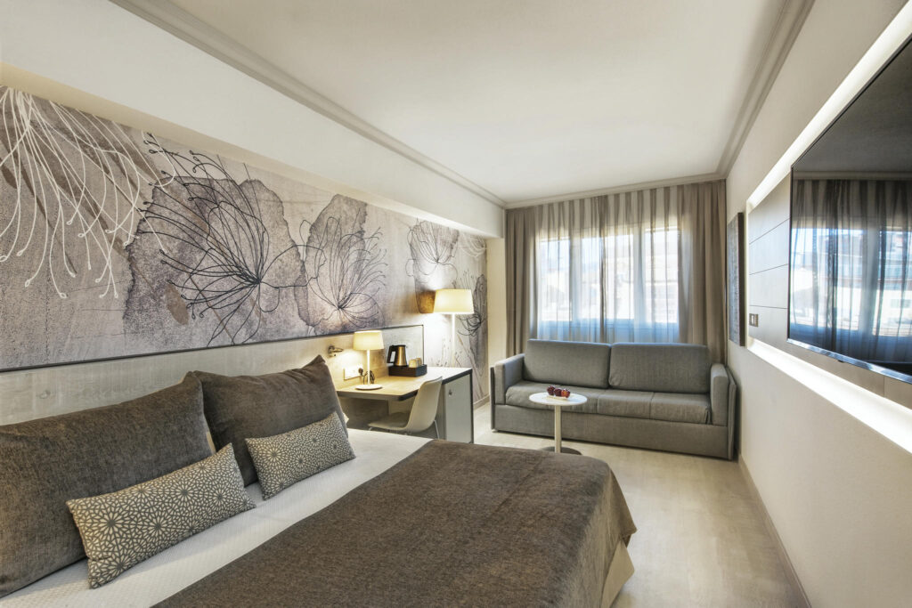 Habitación Moderna y Elegante Diseño interior con mobiliario neutro y arte floral.