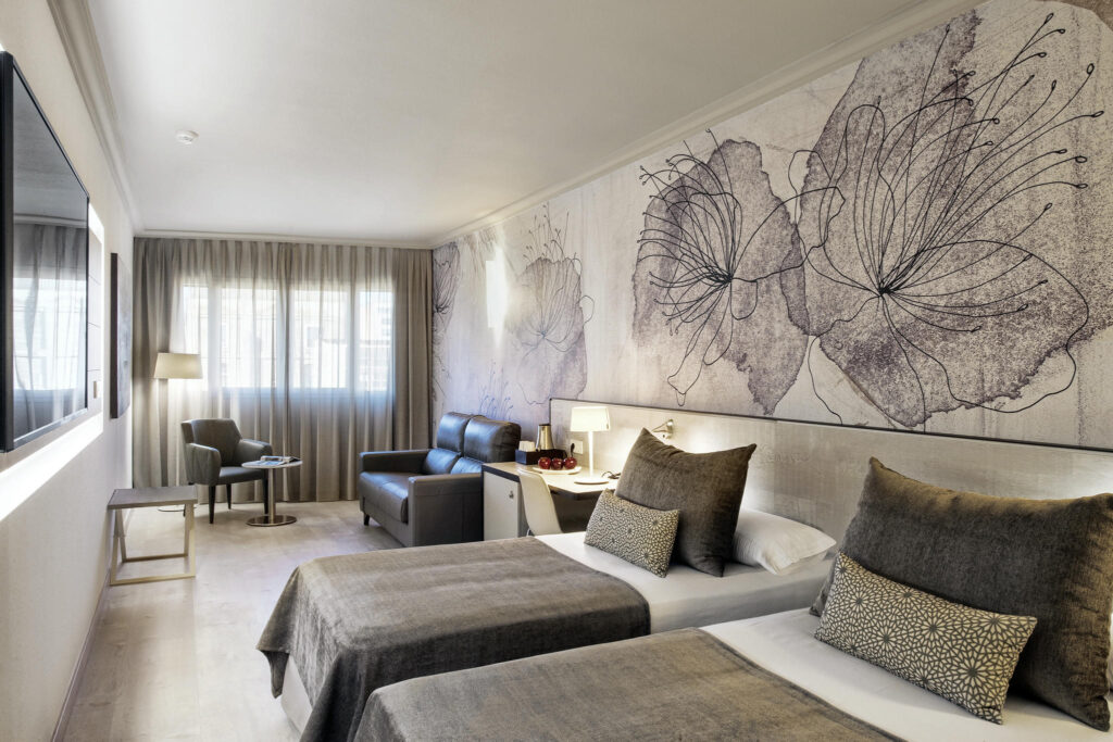 Dormitorio contemporáneo elegante habitación moderna con mural floral y tonos neutros