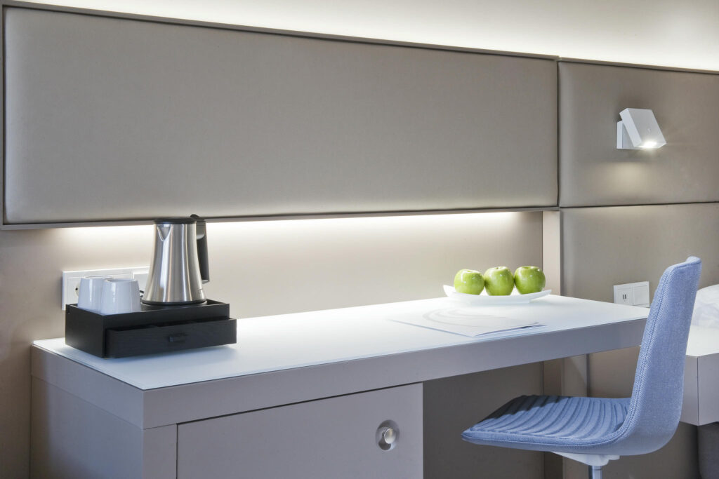 Mesa de trabajo minimalista Área de trabajo con silla azul y decoración neutra.