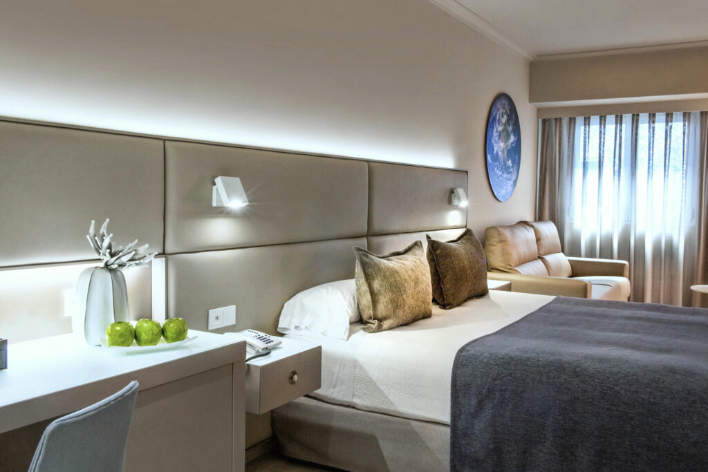 Dormitorio moderno elegante Dormitorio contemporáneo con cama de madera y decoración suave.