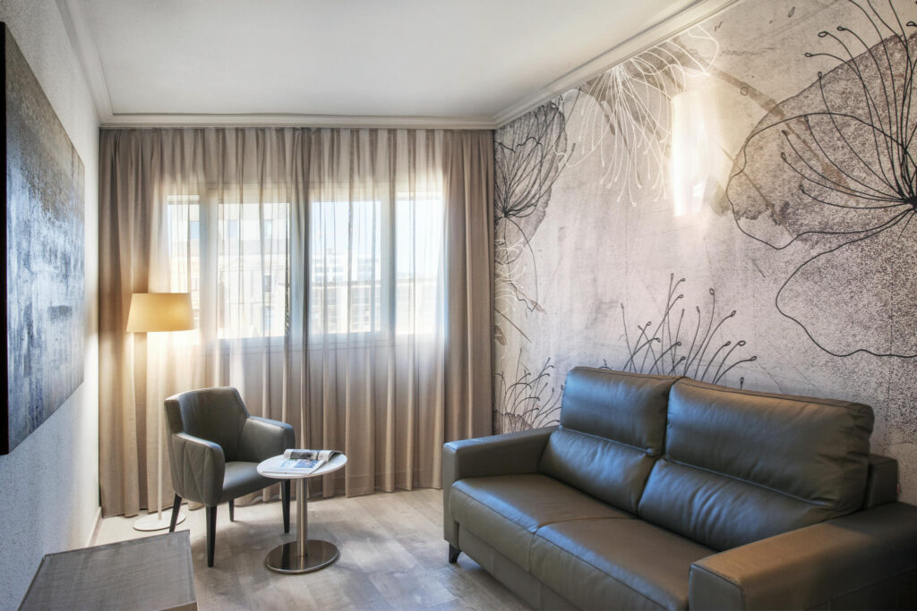 Salón moderno y acogedor Salón minimalista con sofá de cuero y decoración en tonos suaves.