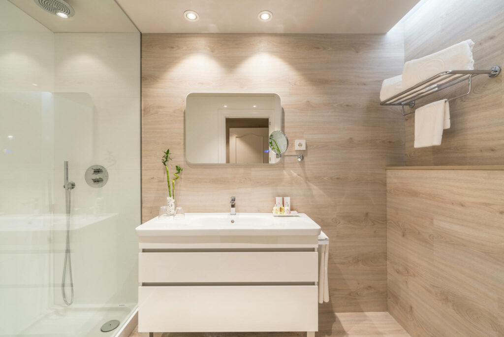Baño moderno y elegante Baño con diseño moderno y detalles en madera clara.