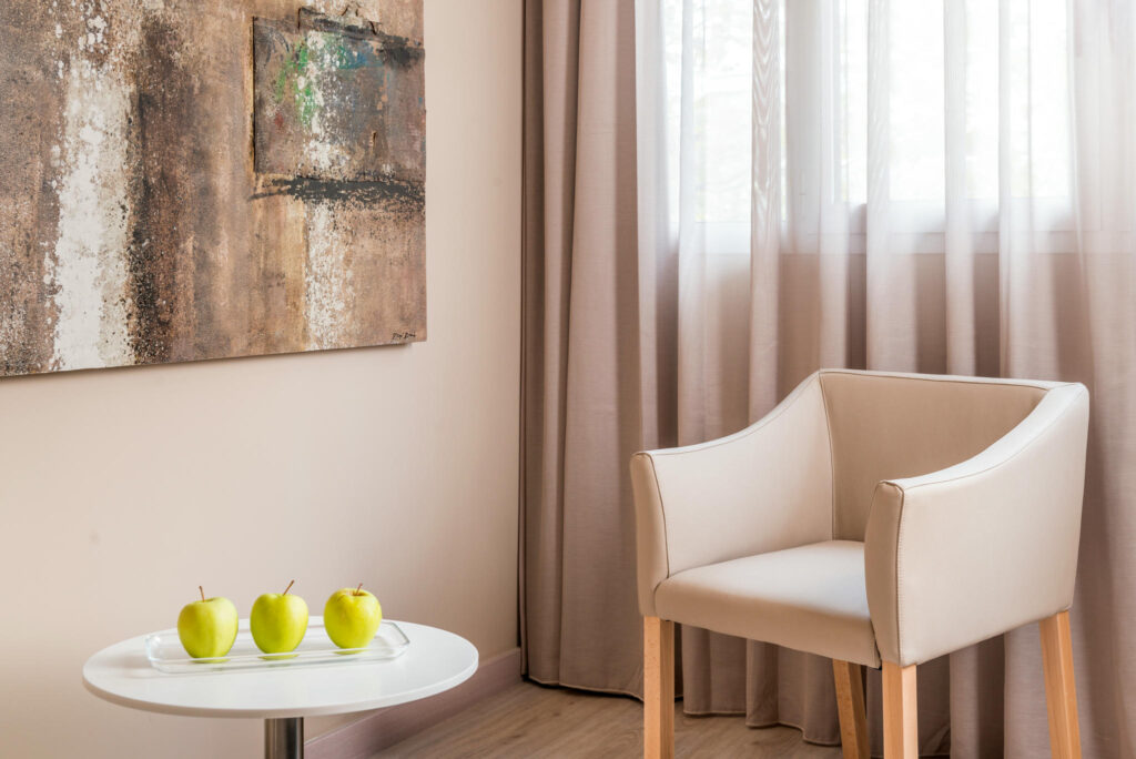 Diseño minimalista y acogedor Espacio moderno con silla clara y decoración minimalista.