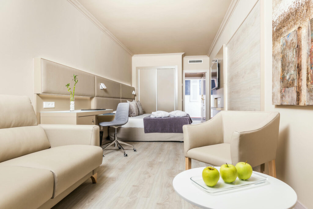 dormitorio minimalista moderno dormitorio moderno con muebles claros y ventana luminosa