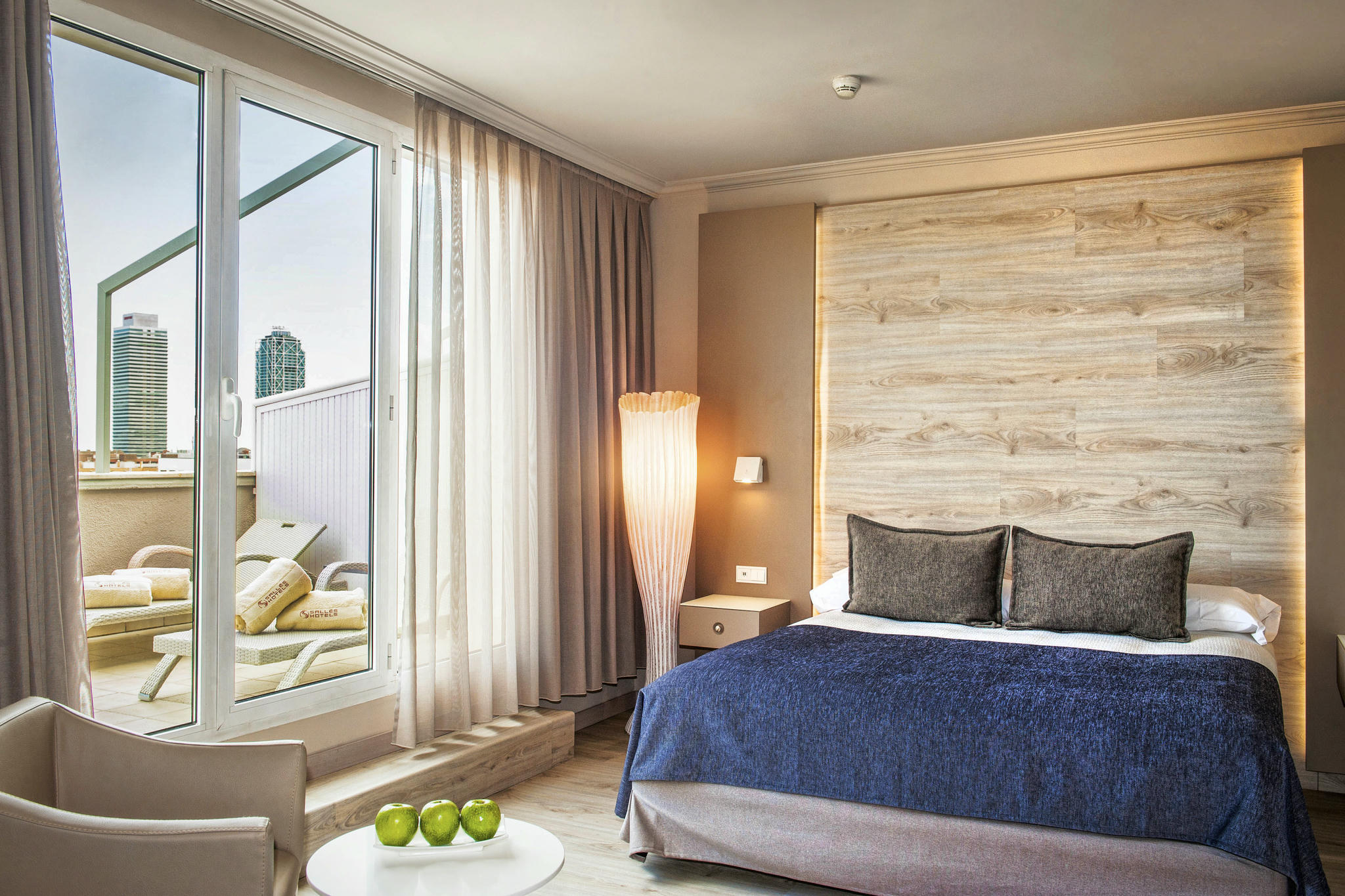 Dormitorio moderno con luz natural y detalles en madera