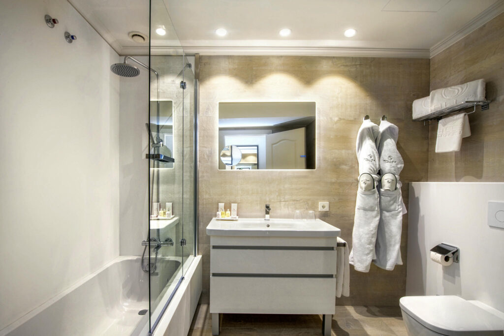 Baño moderno elegante Baño minimalista con ducha de cristal y lavabo de piedra.