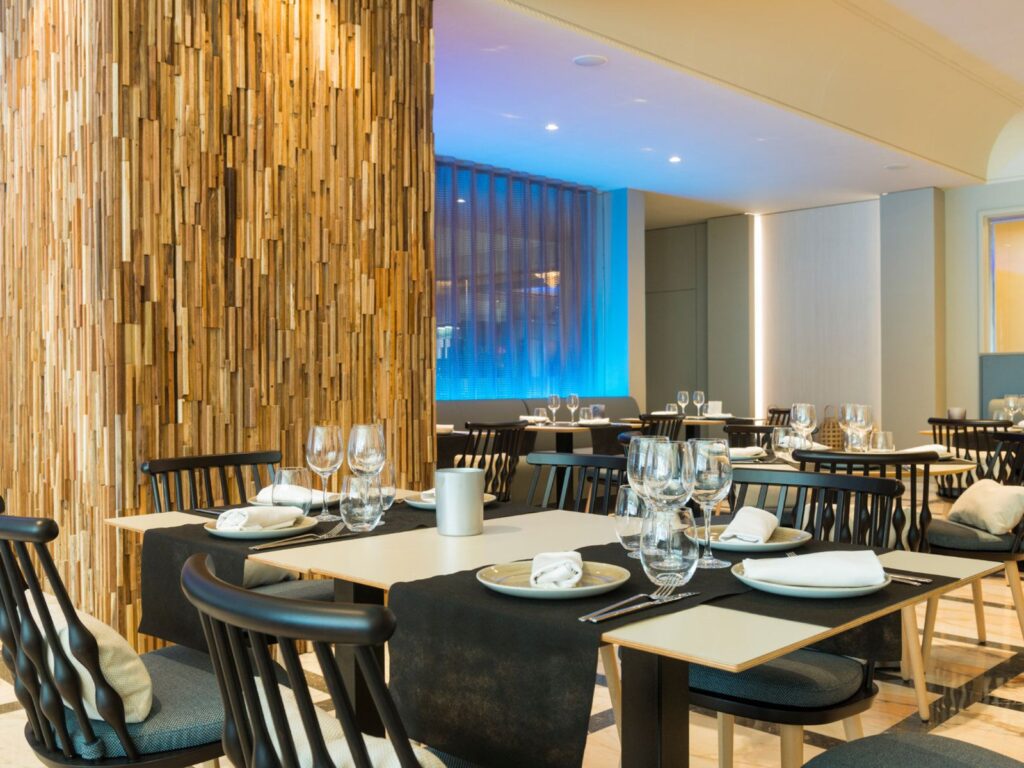 Comedor elegante y moderno Comedor contemporáneo con muebles minimalistas y acabados en madera clara.