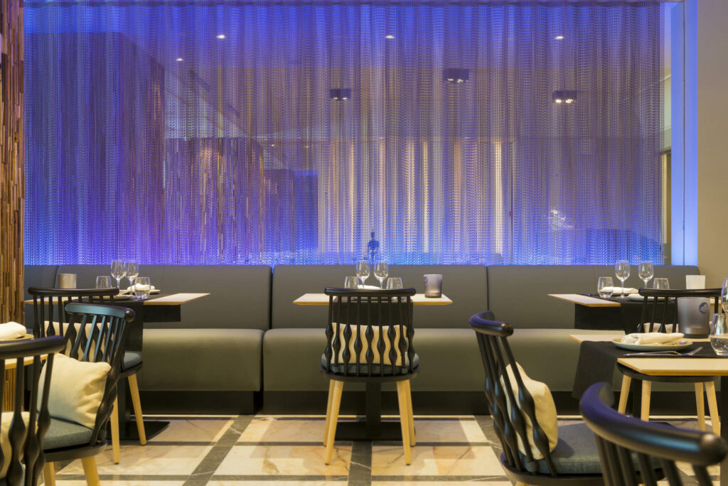 Restaurante de diseño contemporáneo Interior moderno con mobiliario de diseño y luz cálida.