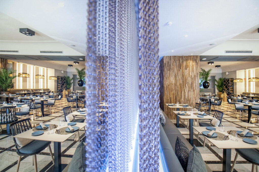 Restaurante moderno y acogedor Diseño de un restaurante con mesas de madera y decoración contemporánea.