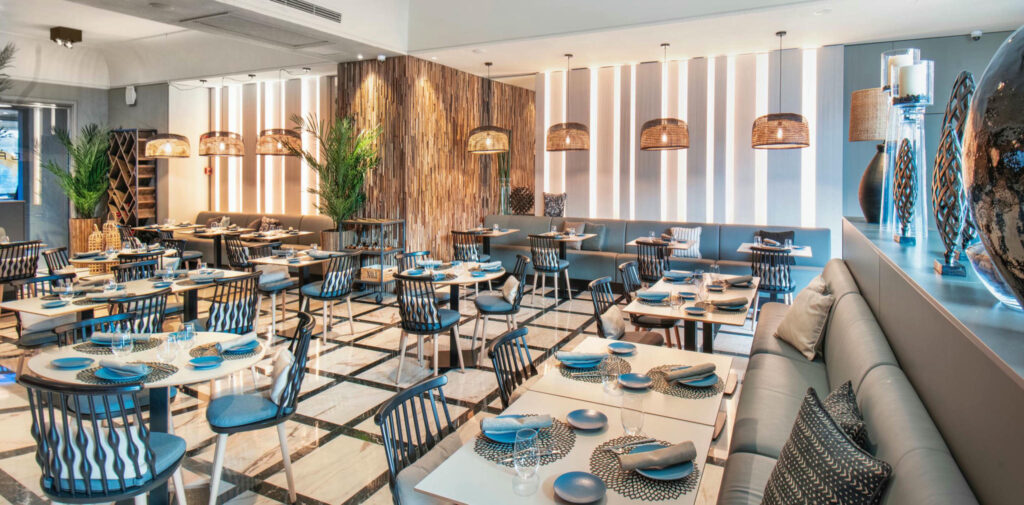 Restaurante Moderno Acogedor Comedor moderno con iluminación cálida y muebles de madera elegantes.