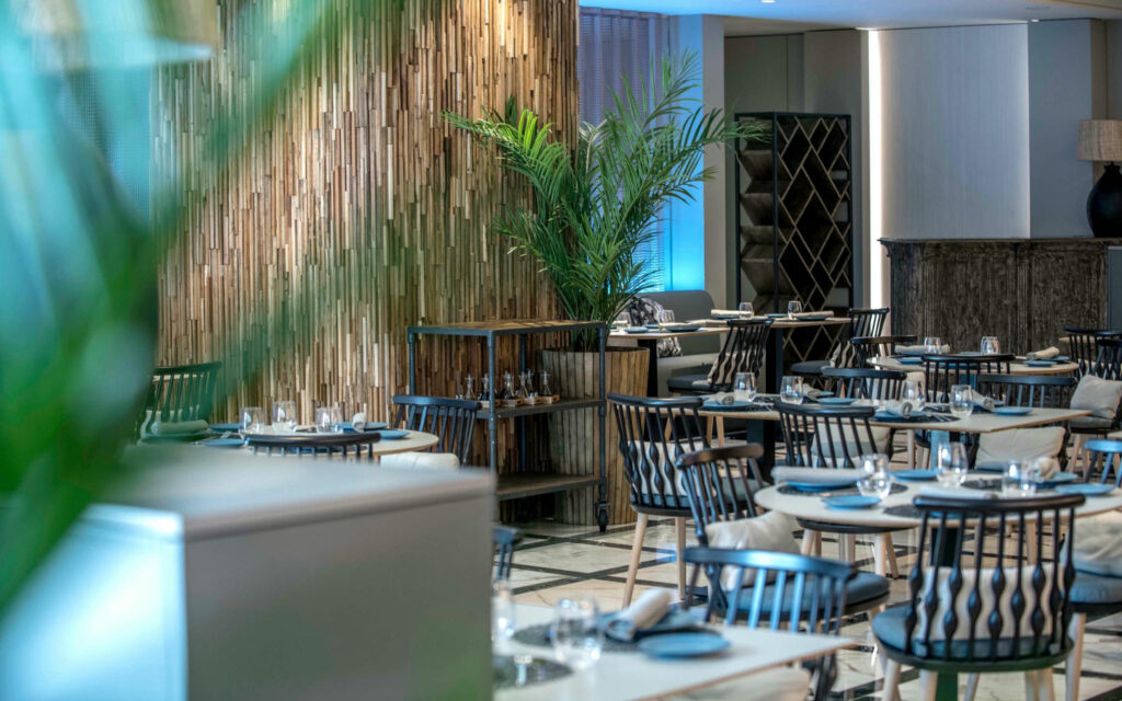 Restaurante moderno y acogedor Interior de un restaurante con elementos de madera y plantas