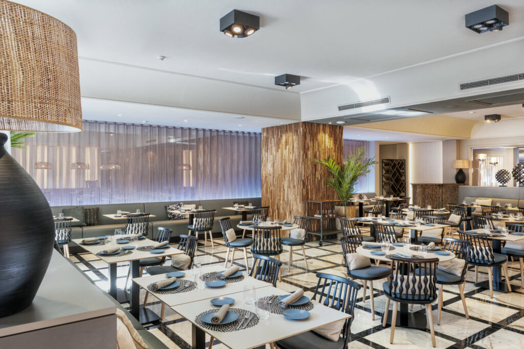 restaurante moderno elegante interior de restaurante con mesas elegantes y madera