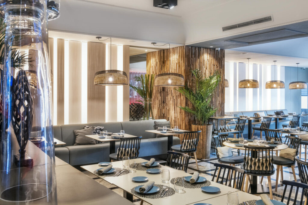 Restaurante moderno acogedor Diseño interior de restaurante moderno con madera, creando un ambiente acogedor y elegante.