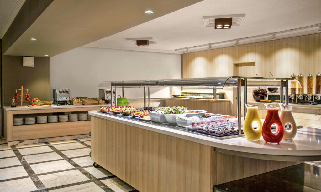 Buffet moderno de madera Buffet contemporáneo en madera y granito en un espacio de restaurante.