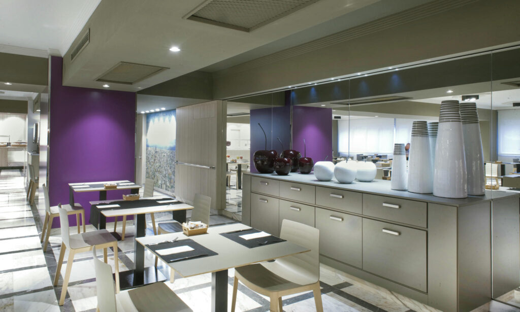 Comedor moderno elegante Comedor contemporáneo con mesas de madera y acentos morados.