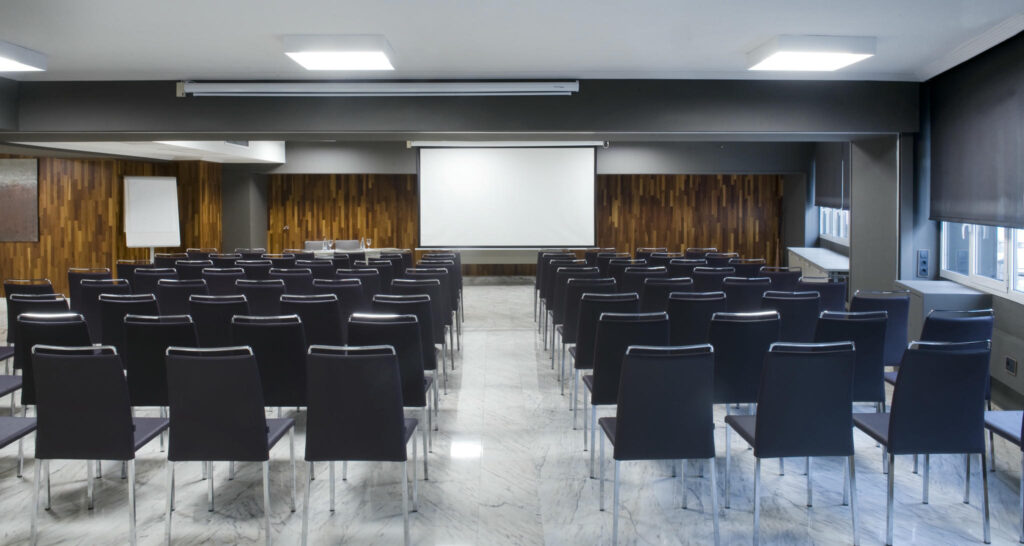 Sala de conferencias elegante Sala de conferencias moderna con sillas negras y detalles de madera