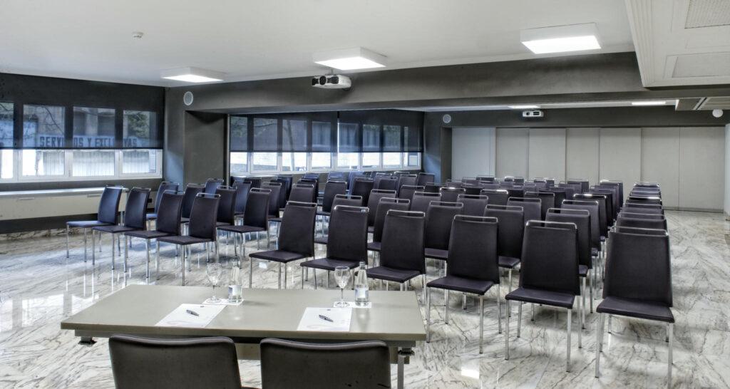 Espacio Moderno para Reuniones Sala de conferencias moderna con diseño minimalista y funcional.
