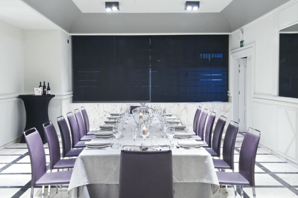 Comedor moderno elegante Comedor moderno con mesa grande y sillas moradas de material plástico