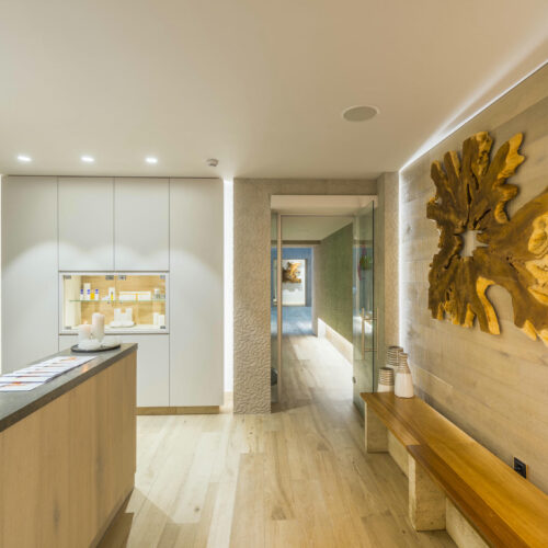 Entrada luminosa con elegantes paredes de madera.