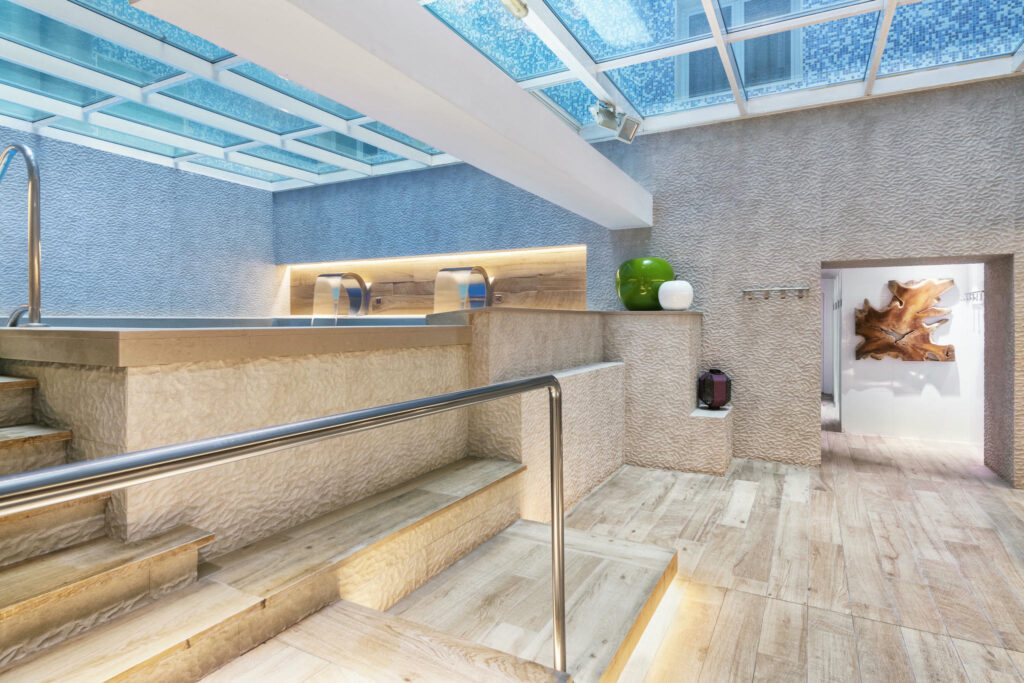 Spa moderno y acogedor Diseño de spa con escaleras de madera y detalles naturales.