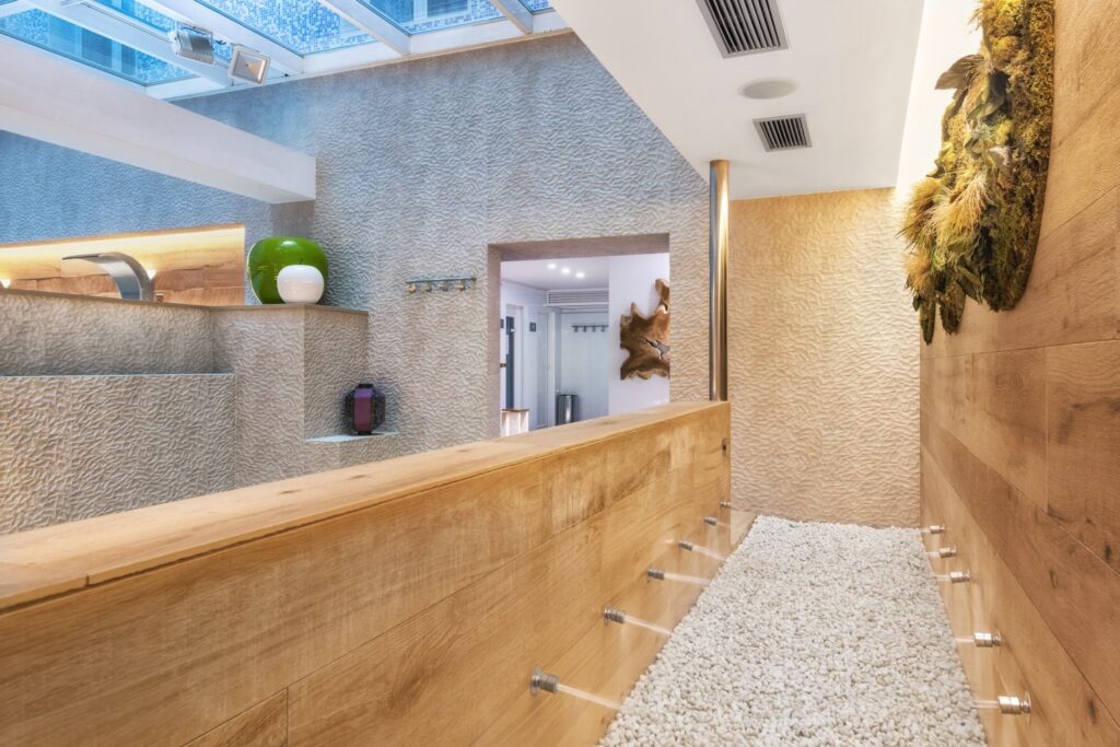 Pasillo moderno con madera Pasillo minimalista con detalles en piedra y acabados en madera.