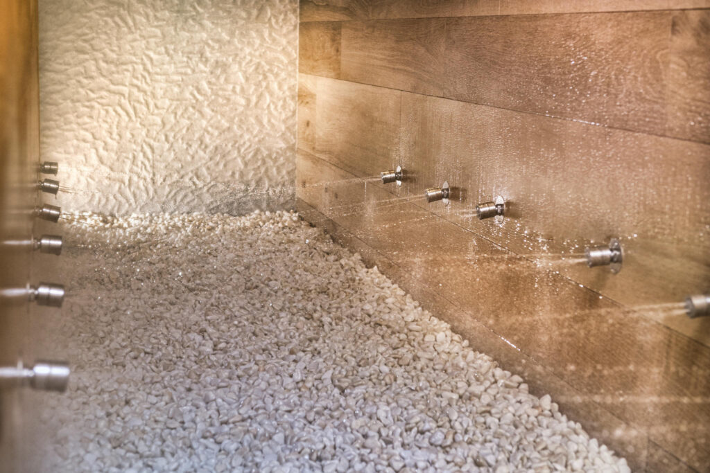 Baño estilo contemporáneo Baño moderno con detalles en piedra y acero inoxidable.