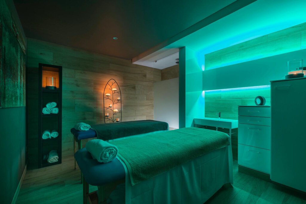 Spa contemporáneo acogedor Interior de un spa con madera y luces tenues.