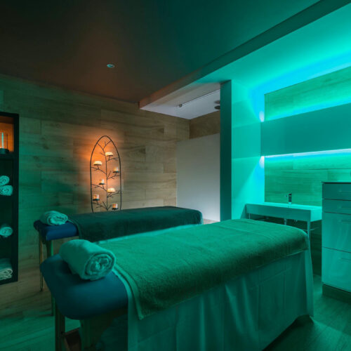 Interior de un spa con madera y luces tenues.