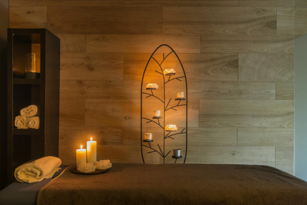 Spa moderno y acogedor Sala de spa con paredes de madera y velas