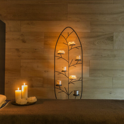 Sala de spa con paredes de madera y velas
