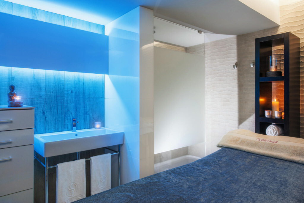 Baño contemporáneo y relajante Baño moderno con iluminación suave y acabados de cerámica.