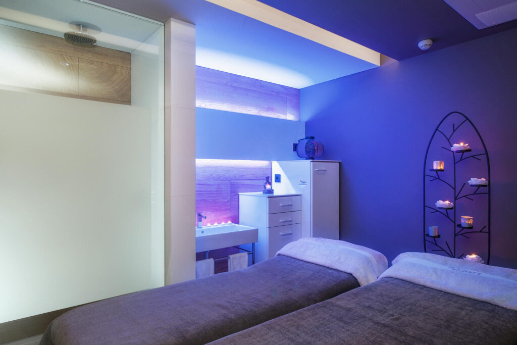 spa moderno y relajante interior de un spa moderno con detalles en madera y luz suave