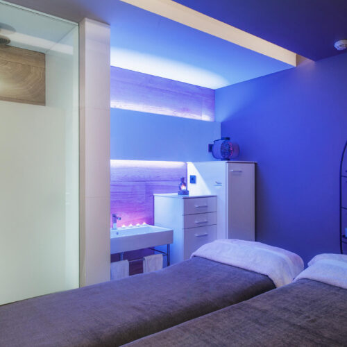 interior de un spa moderno con detalles en madera y luz suave