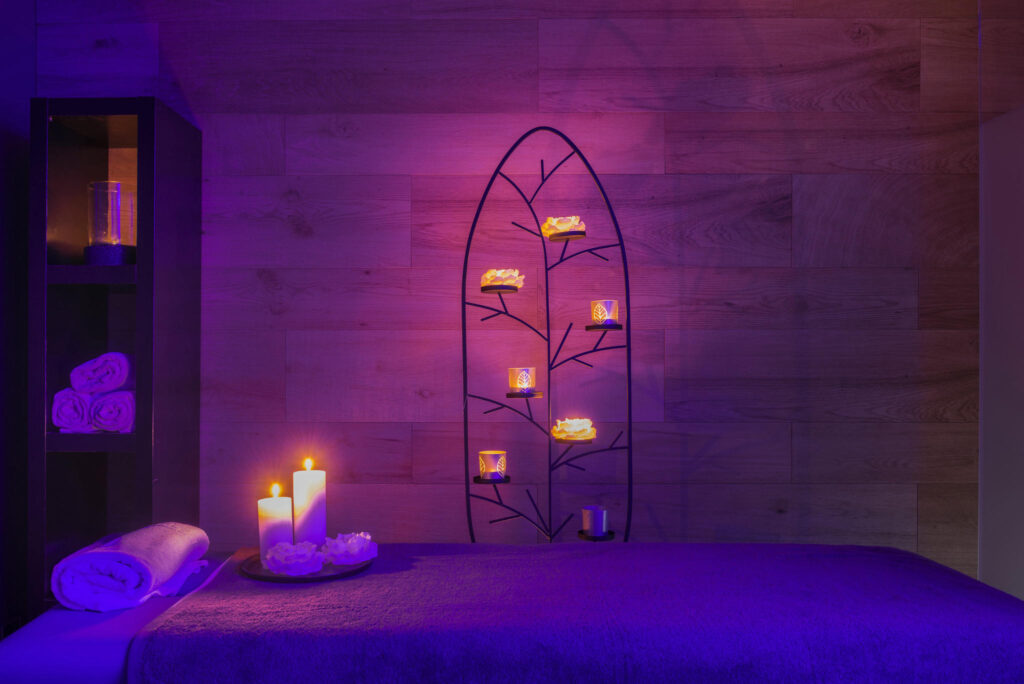 Spa Acogedor y Moderno Spa moderno con elegantes decoraciones en tonos oscuros.