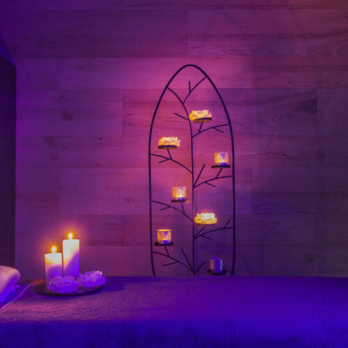 Spa moderno con elegantes decoraciones en tonos oscuros.