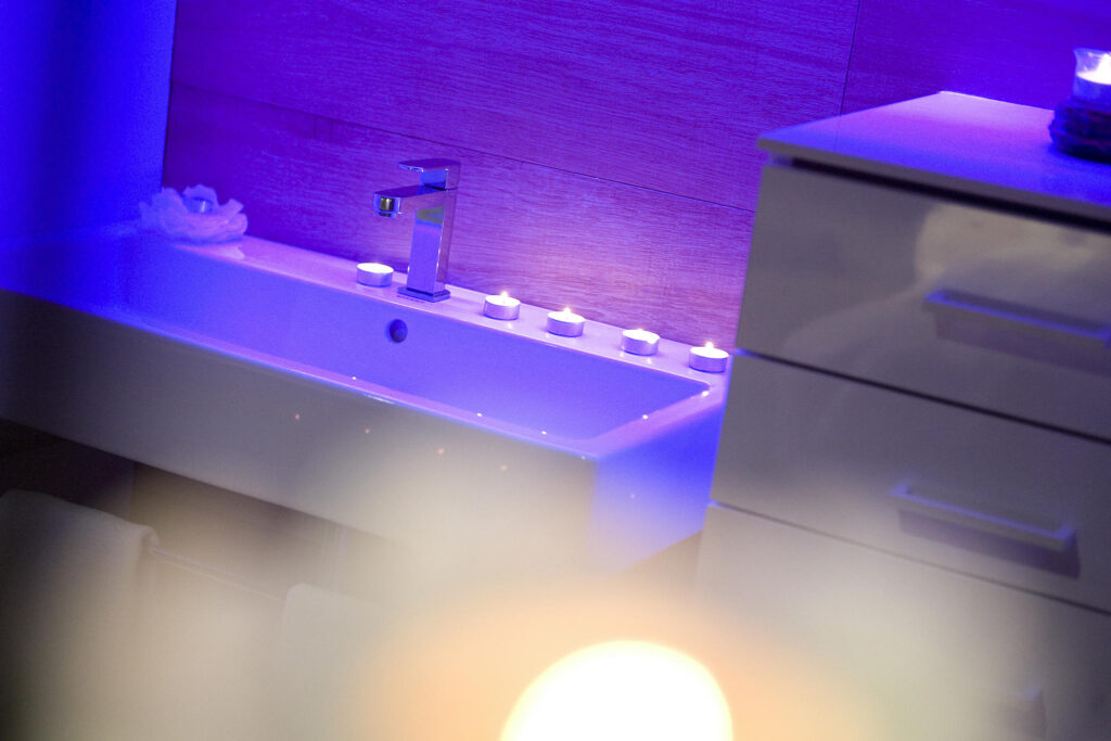 Baño moderno y elegante Baño minimalista con bañera y luces suaves