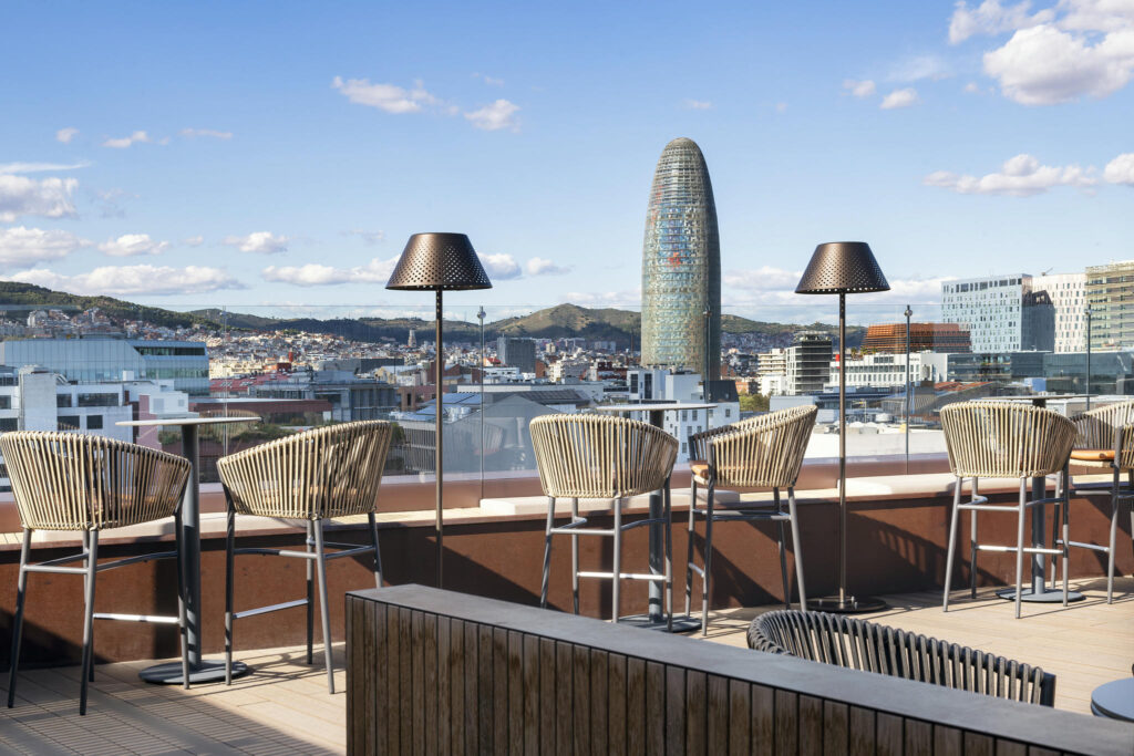 Terraza moderna con vistas Terraza contemporánea con sillas de diseño y vistas panorámicas.
