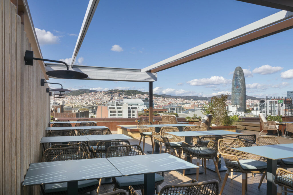 Terraza moderna en Barcelona Terraza contemporánea con mesas y sillas de ratán en Barcelona