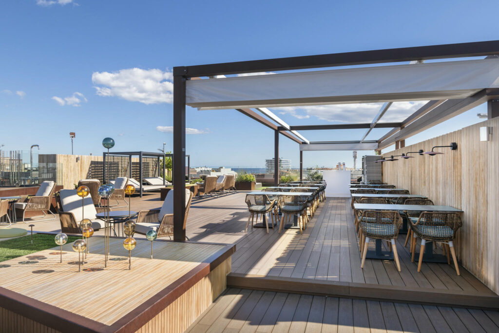 Terraza moderna y elegante Terraza contemporánea con muebles de madera y detalles en metal