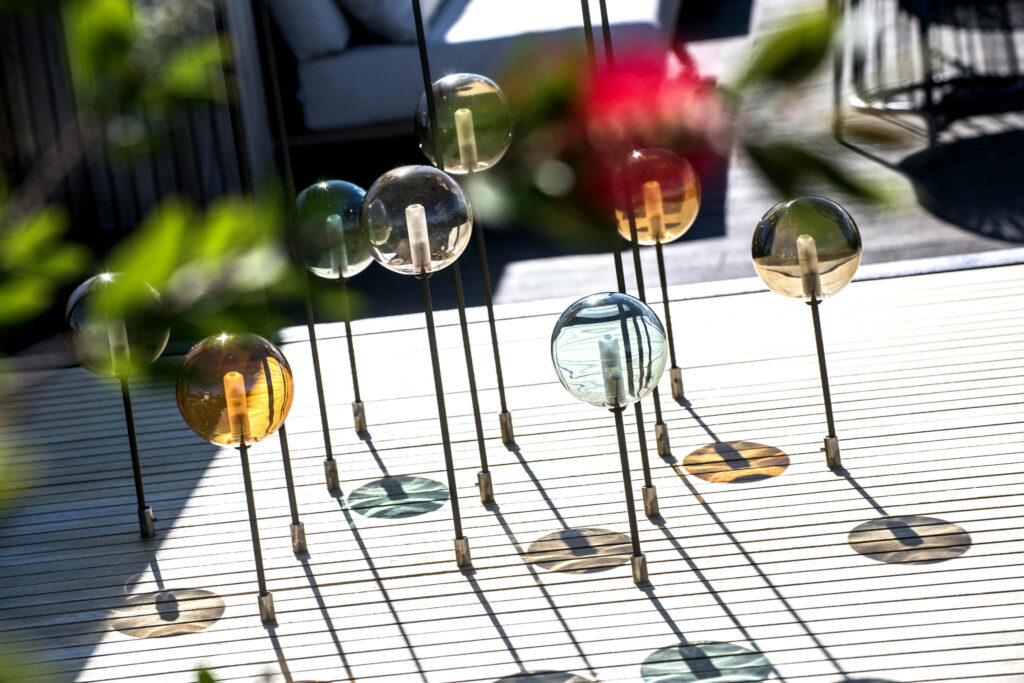 Diseño Moderno con Esferas Esferas de vidrio adornan un patio de diseño moderno.